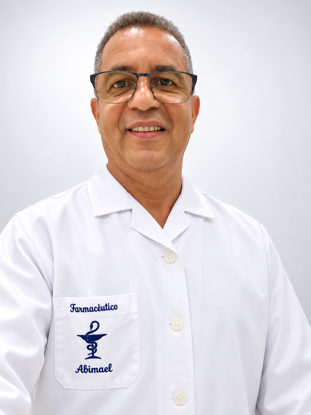 Creme de Pentear Fortalecedor Abiobela sobre madeira, com alecrim e castanhas-do-pará